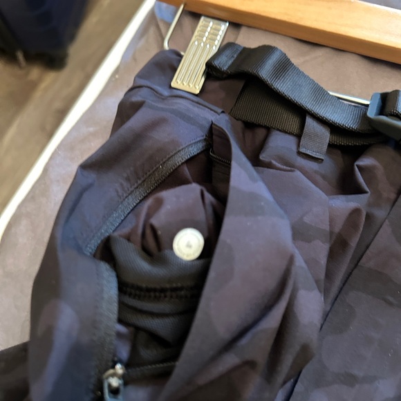 Lululemon Break a Trail pant in Camo Multi Grey
Size 4
excellent condition! - Picture 7 of 8